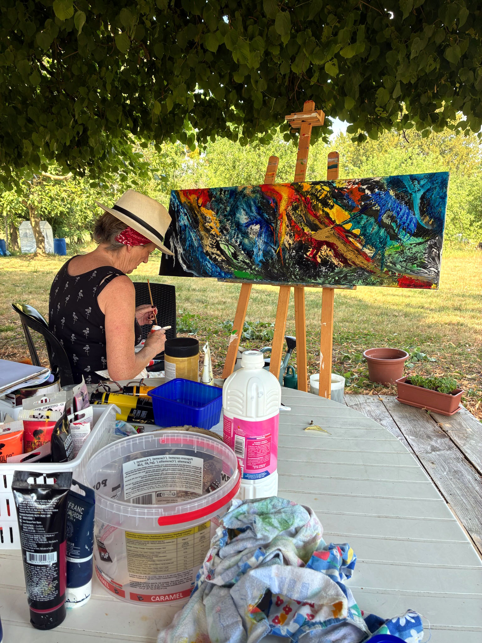 Toile vierge sur chevalet dans l'atelier