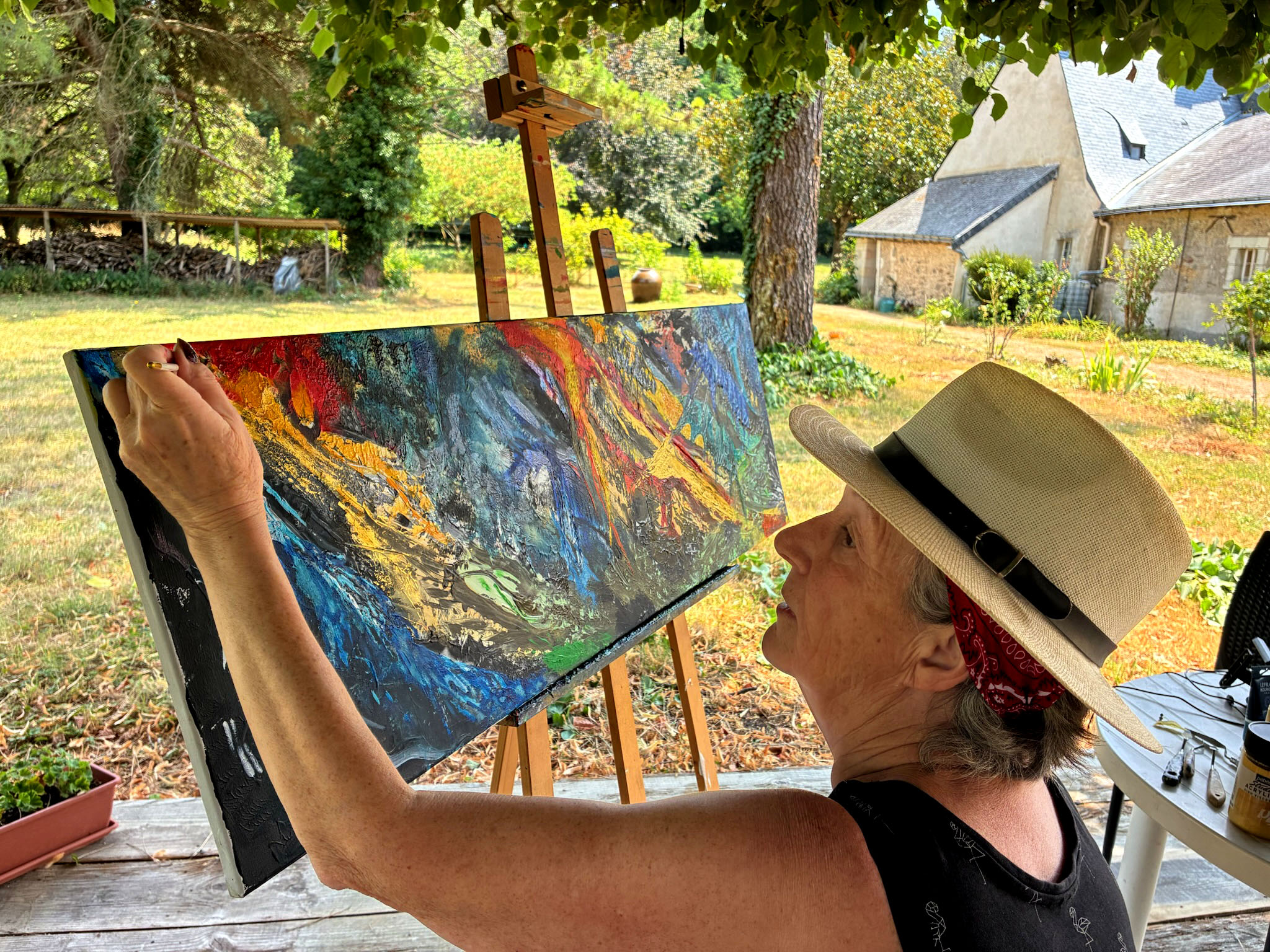Toile vierge, pinceaux et palette dans l'atelier
